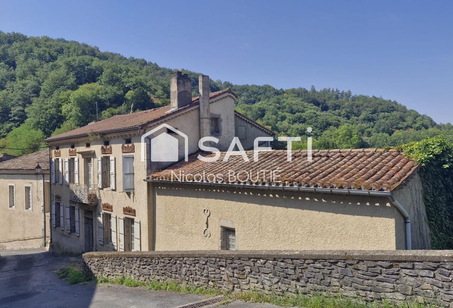 Maison de village à rénover  Fort potentiel  — photo 1