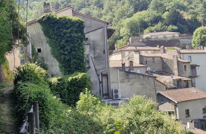 Maison de village à rénover  Fort potentiel  — photo 2