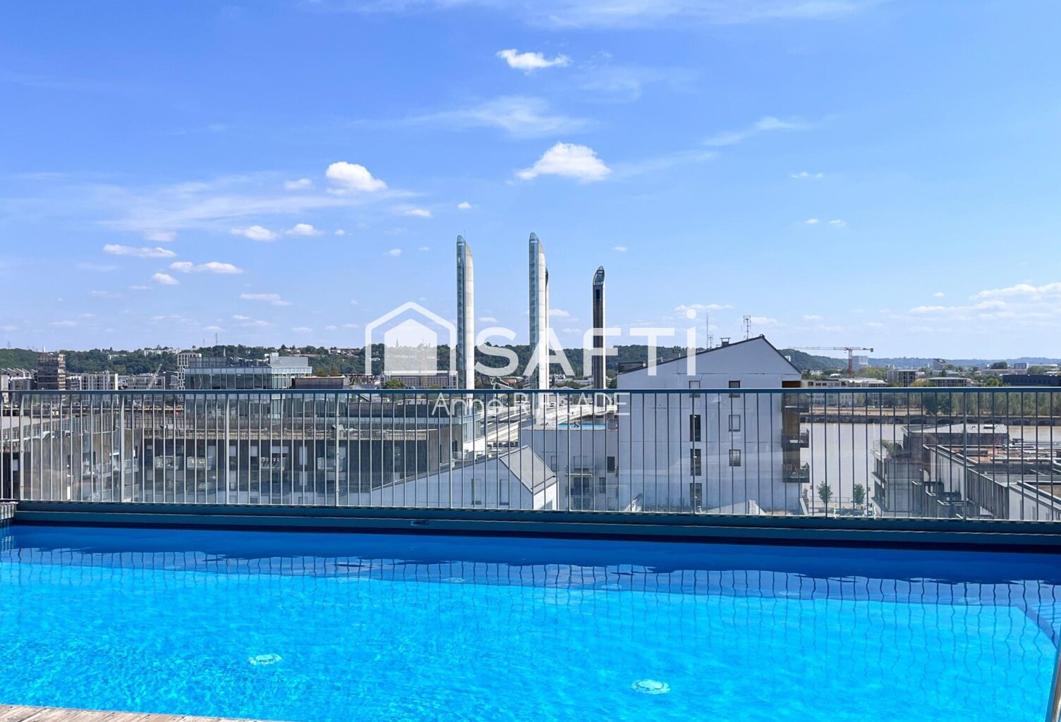 Bassins à flot : T3 avec terrasse de 17 m2, parking et piscine — photo 1