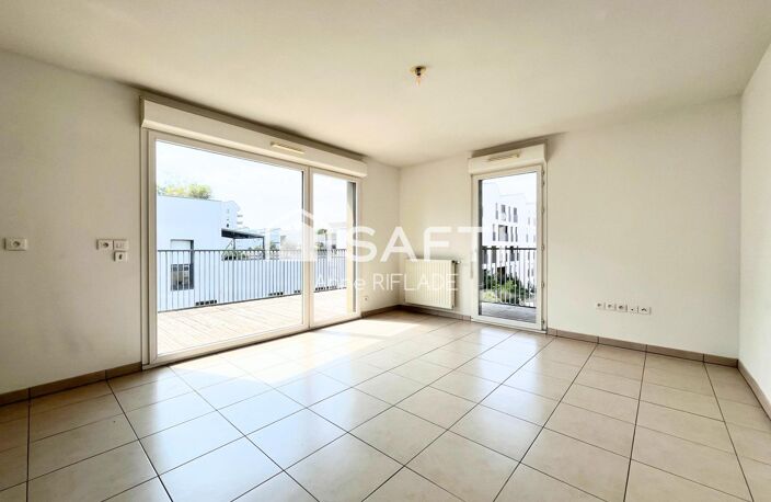 Bassins à flot : T3 avec terrasse de 17 m2, parking et piscine — photo 3