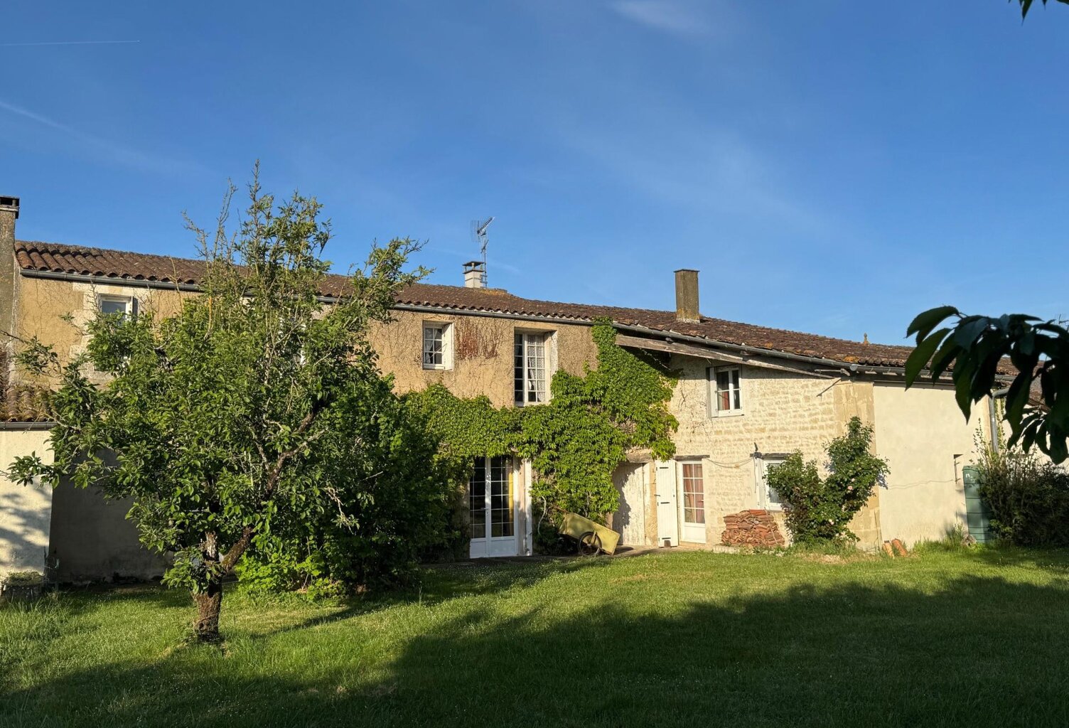 Maison de caractère en pierre 195 m² + dépendances et studio — photo 1