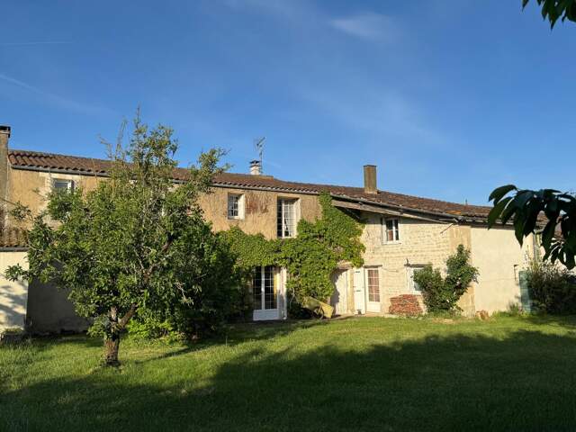 Maison de caractère en pierre 195 m² + dépendances et studio — photo du bien