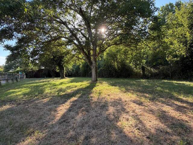 Terrain à bâtir plat et arboré de 400m2 — photo du bien