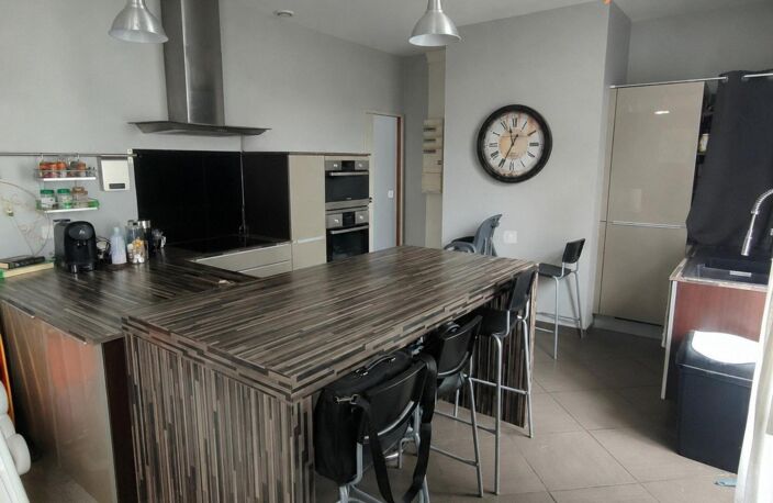 Appartement de type F3 avec cuisine équipée récente avec local commercial au RDC. Pouvant être dissocié offrant la possibilité de faire 2 locations séparer! — photo 4