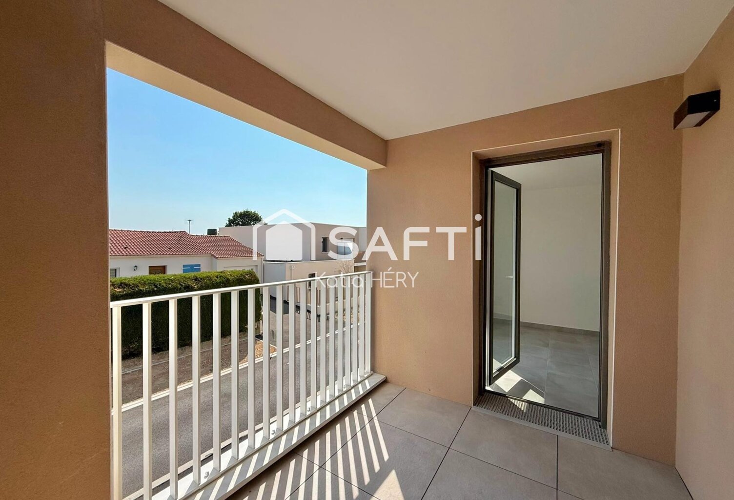T3 LUMINEUX AVEC BALCON  RÉSIDENCE RÉCENTE  2 PARKINGS — photo 1