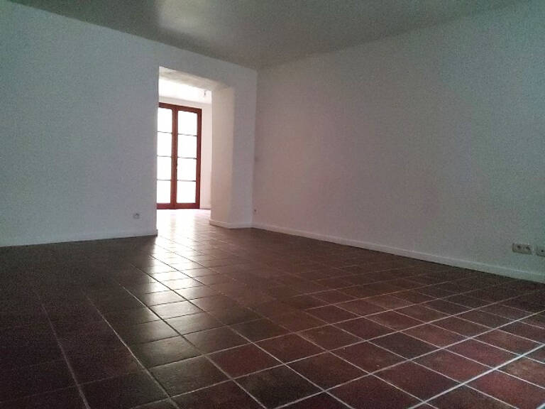 T 3  avec cour - 75 m² environ — photo 1