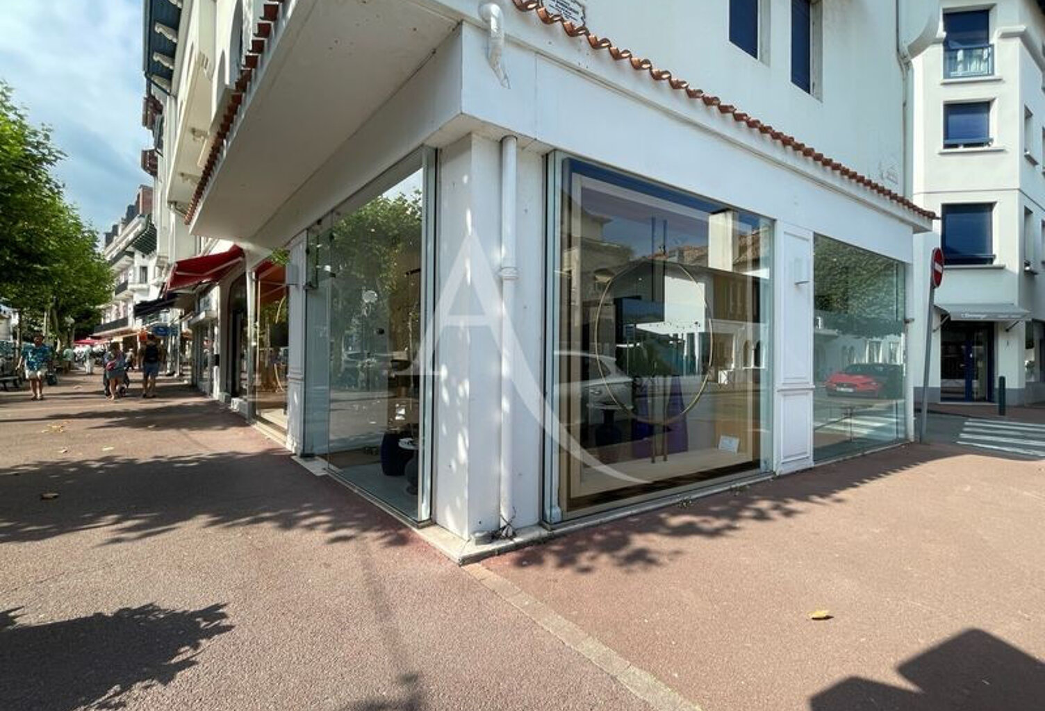 Local commercial de 51 m²,  en angle, sur avenue principale, bail 3/6/9 — photo 1