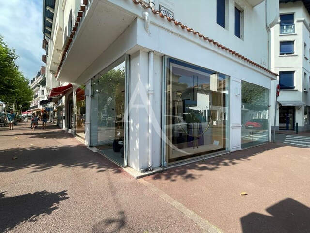 Local commercial de 51 m²,  en angle, sur avenue principale, bail 3/6/9 — photo du bien