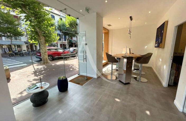 Local commercial de 51 m²,  en angle, sur avenue principale, bail 3/6/9 — photo 2