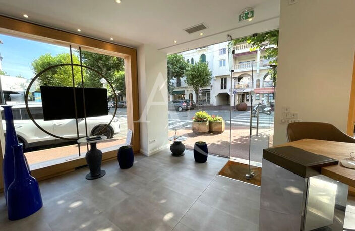 Local commercial de 51 m²,  en angle, sur avenue principale, bail 3/6/9 — photo 3