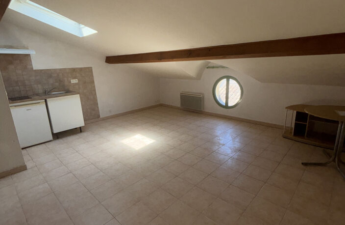 STUDIO CENTRE VILLE CASTELNAUDARY DE 21 M2 AU 3EME ETAGE IMMEUBLE CENTRE VILLE — photo 2