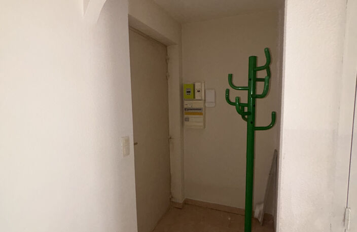 STUDIO CENTRE VILLE CASTELNAUDARY DE 21 M2 AU 3EME ETAGE IMMEUBLE CENTRE VILLE — photo 4