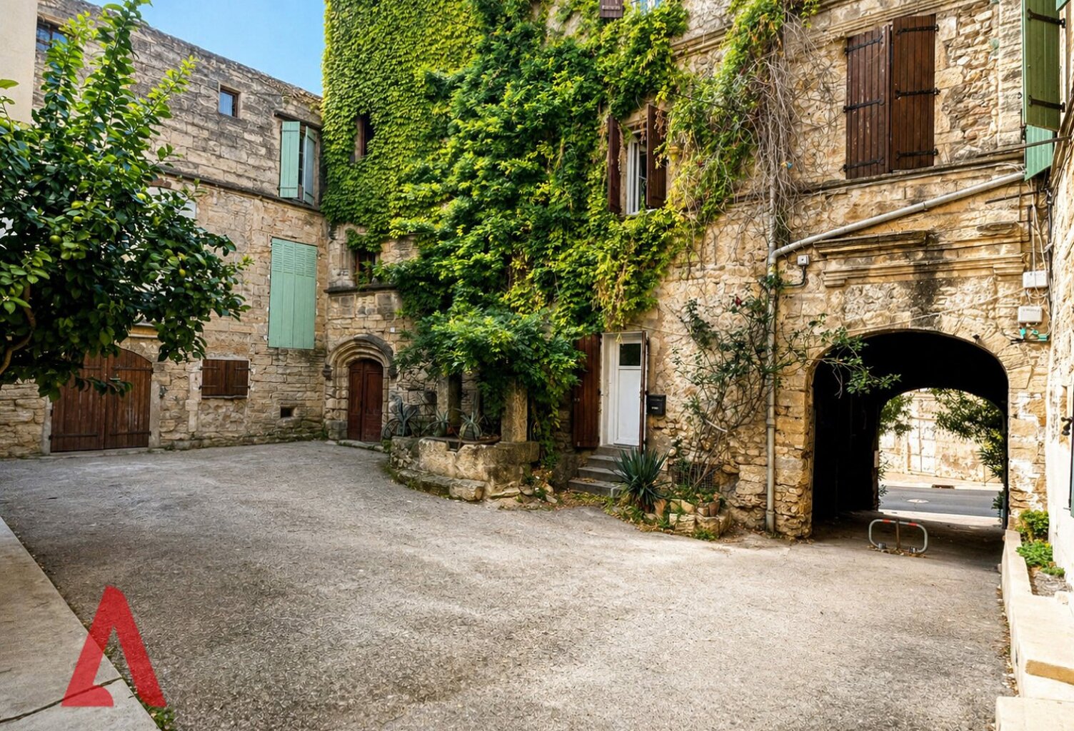 Belle maison de caractère de 200m2 avec 5 chambres en parfait état au cur historique de Roujan — photo 1