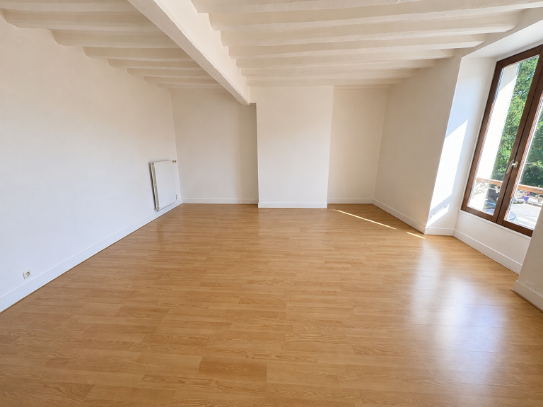 Appartement F3 au 1er étage d'un immeuble en centre village — photo 1