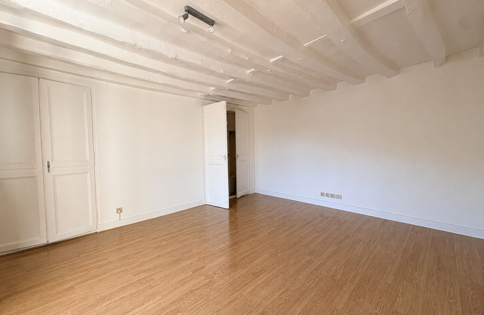 Appartement F3 au 1er étage d'un immeuble en centre village — photo 2