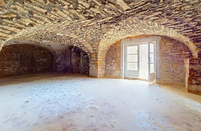 ALIX  Triplex en pierres de 178 m² à aménager-patio cave — photo 2