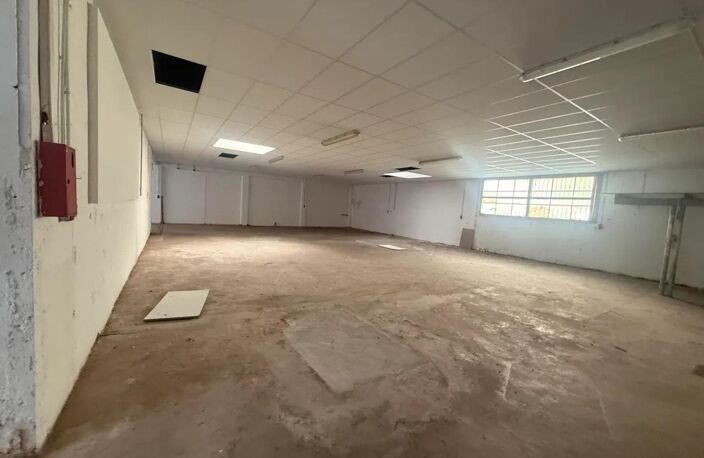 local d'activité 380 m2 pour stockage — photo 2