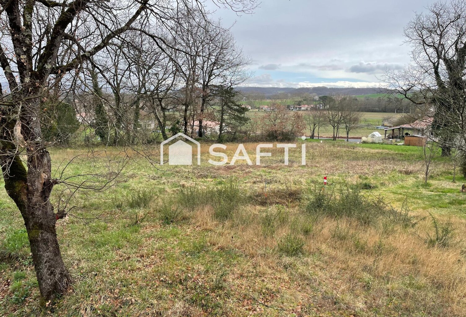 beau terrain plat à bâtir — photo 1