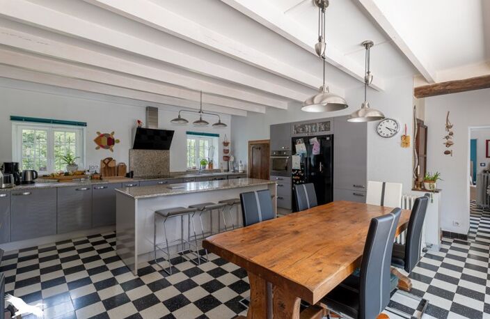 Vente maison 5 pièces 182 m² Saint-Hilaire-de-Villefranche (17770) — photo 2