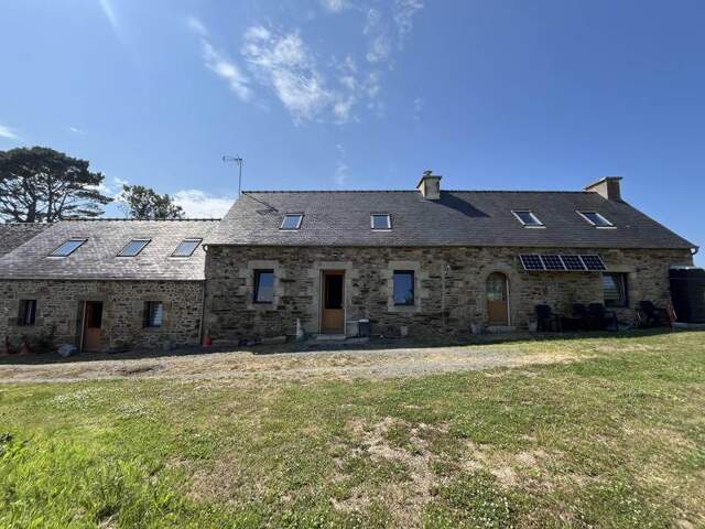 Maison en pierre de 8 pièces principales — photo du bien