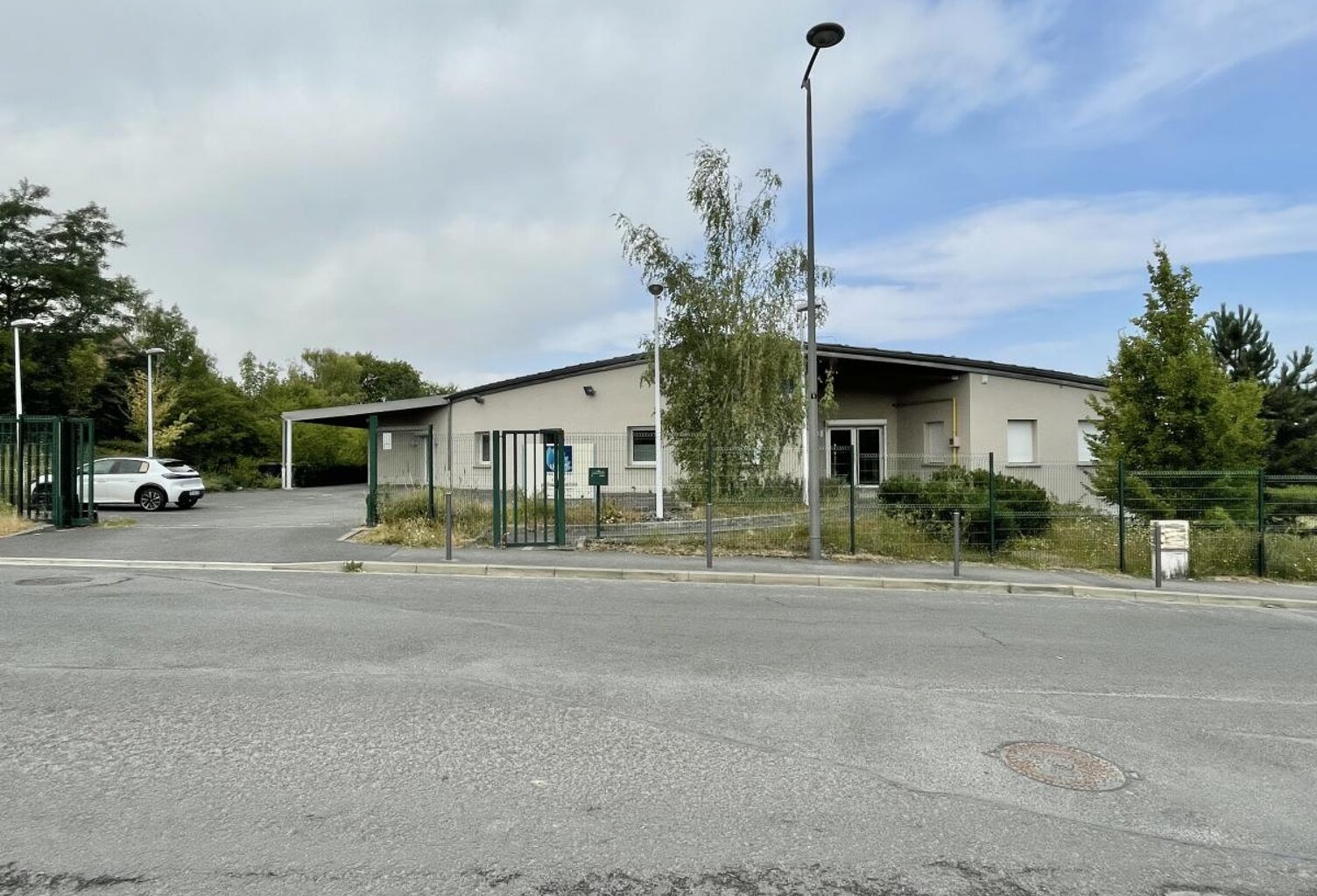 Bâtiment de bureaux avec parkings — photo 1