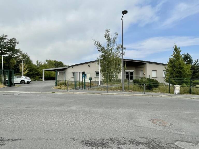 Bâtiment de bureaux avec parkings — photo 1