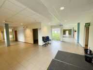 Bâtiment de bureaux avec parkings — photo 2
