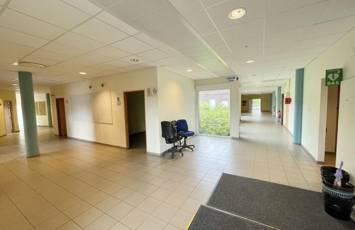 Bâtiment de bureaux avec parkings — photo 2