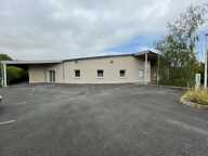 Bâtiment de bureaux avec parkings — photo 3