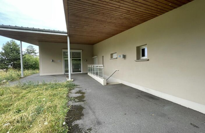Bâtiment de bureaux avec parkings — photo 4