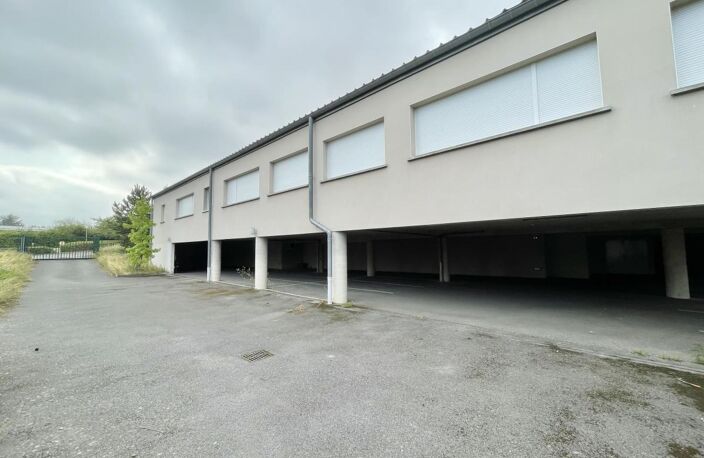 Bâtiment de bureaux avec parkings — photo 5