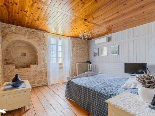 Maison en pierre de 7 pièces principales — photo du bien