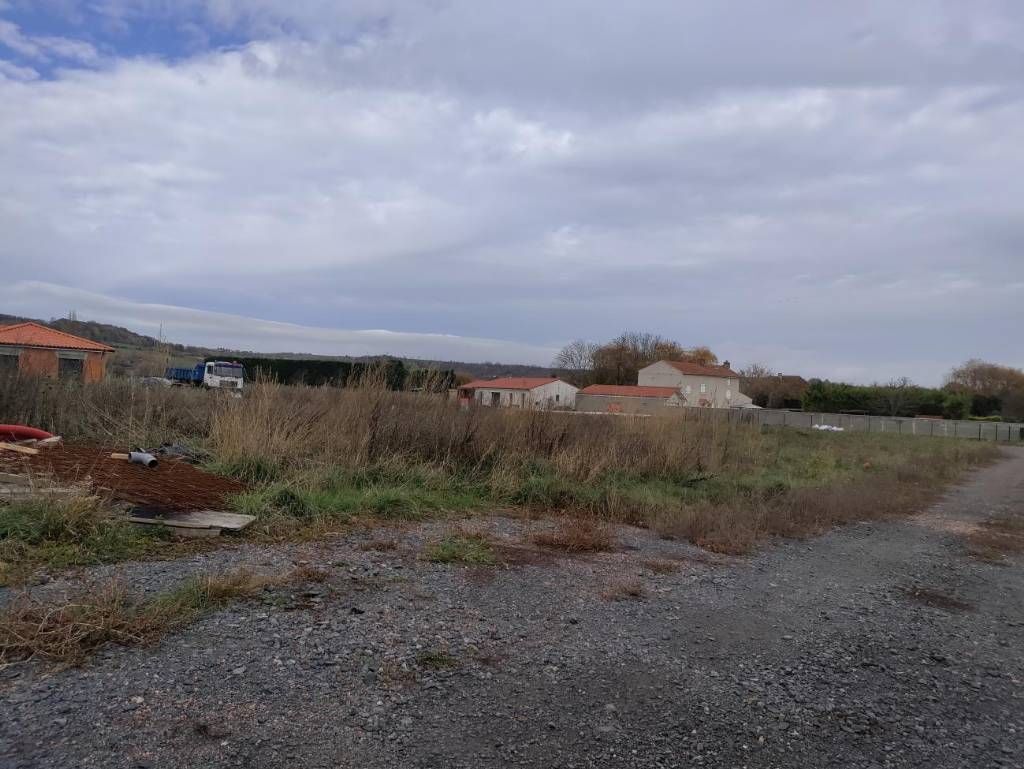 Terrain à bâtir de 605 m² à AIGUEPERSE (63)