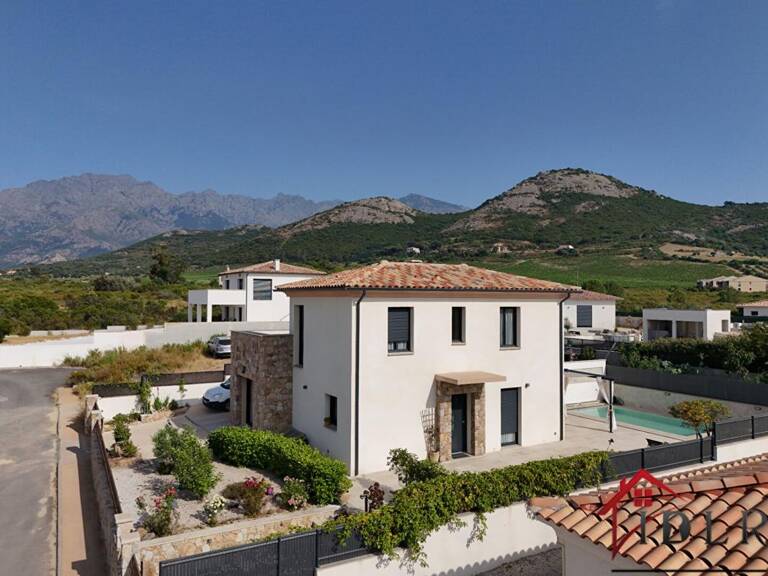 Calenzana   Villa contemporaine très récente avec piscine, a — photo 1