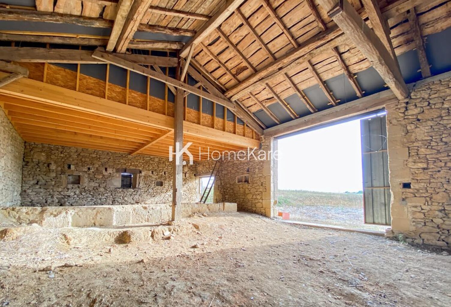 UNE BELLE BATISSE EN PIERRE DANS UN ECRIN DE VERDURE — photo 1