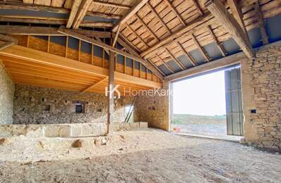UNE BELLE BATISSE EN PIERRE DANS UN ECRIN DE VERDURE — photo du bien