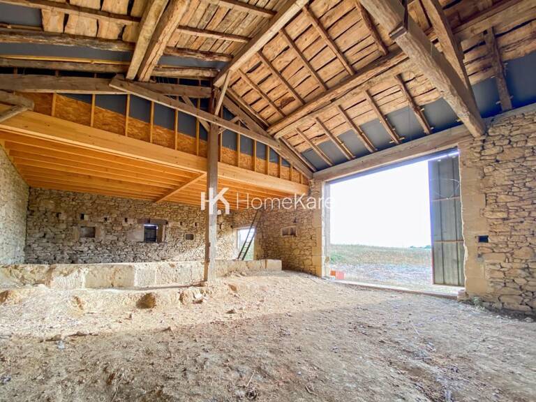 UNE BELLE BATISSE EN PIERRE DANS UN ECRIN DE VERDURE — photo 1