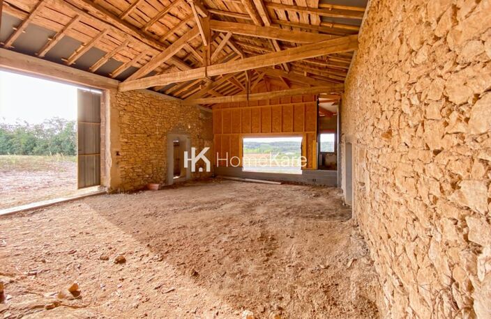 UNE BELLE BATISSE EN PIERRE DANS UN ECRIN DE VERDURE — photo 2