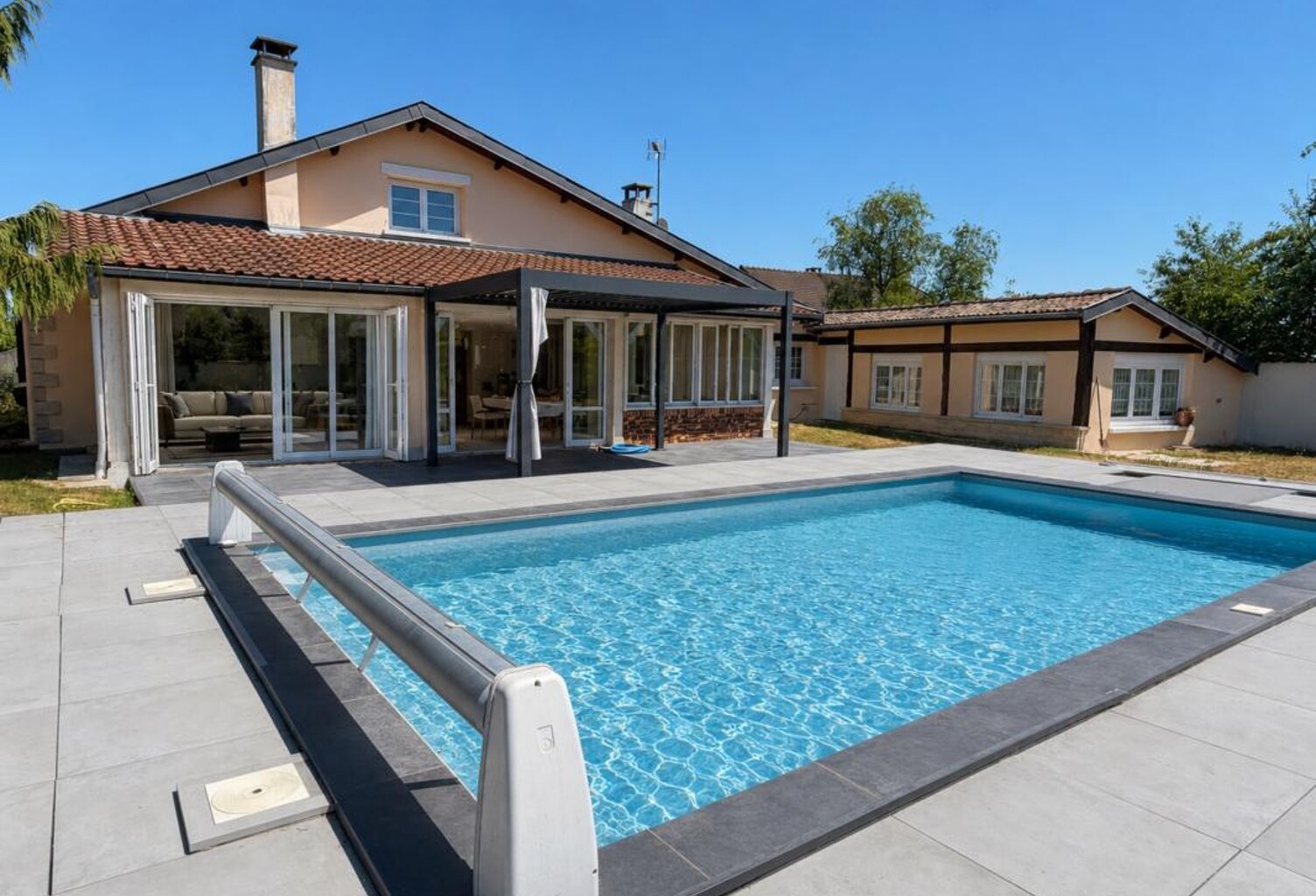 VILLA AVEC PISCINE DÉPENDANCES HABITABLES ET PARC ARBORÉ — photo 1