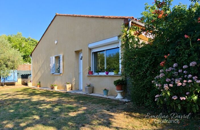 Secteur recherché – Maison de plain-pied avec piscine sur environ 7 000 m² — photo 2