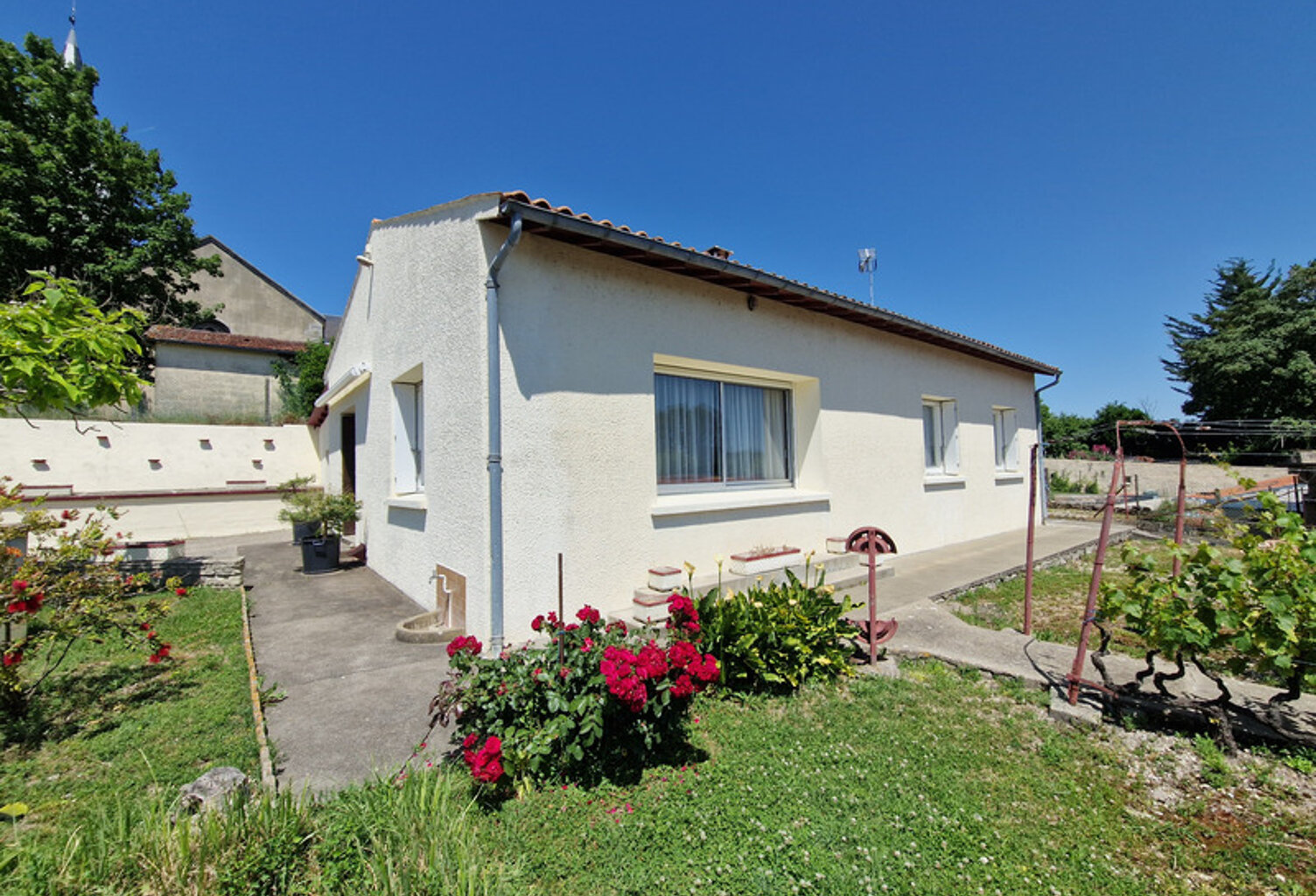Maison à vendre 4 pièces TONNAY BOUTONNE (17)- Plain-pied- Jardin- Garage — photo 1