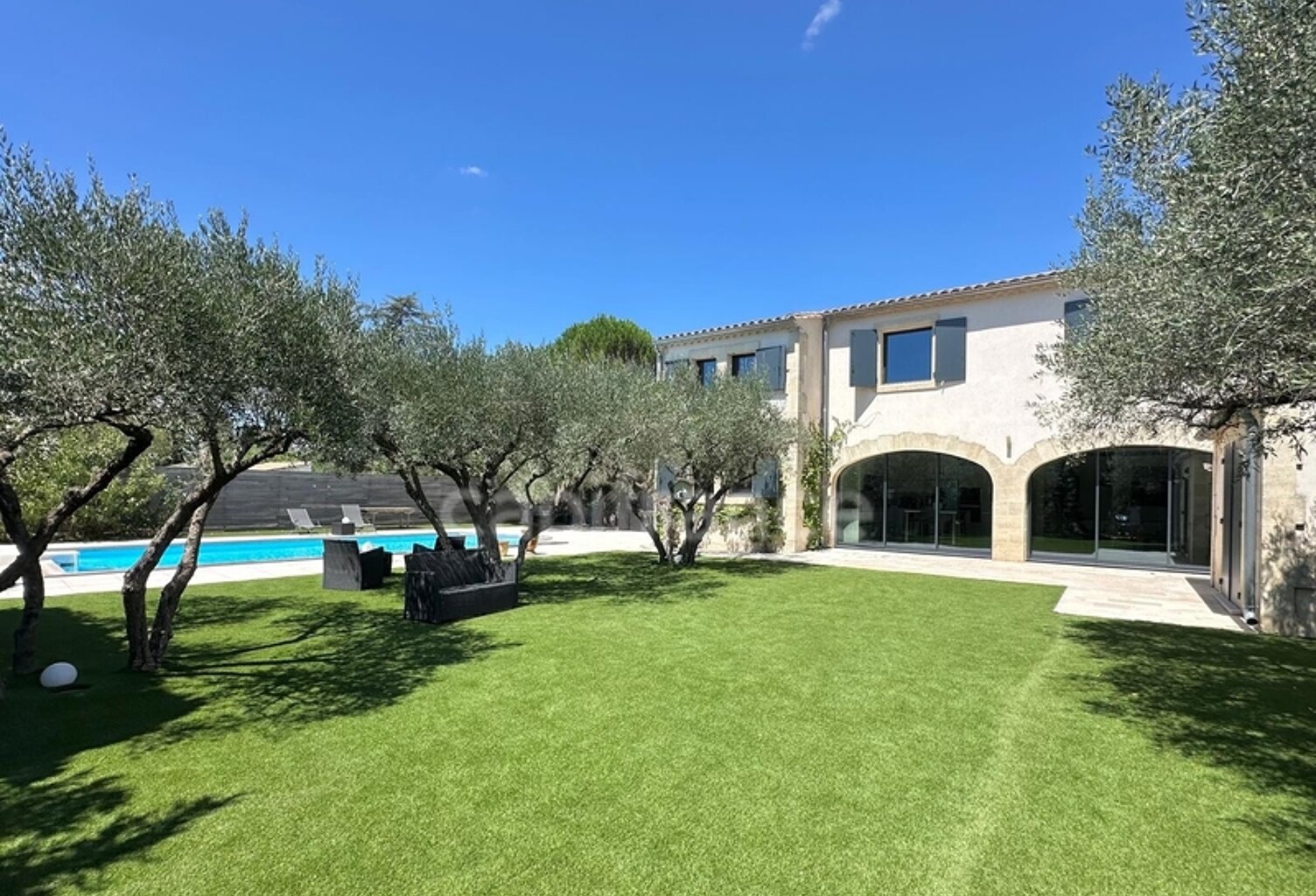 À SAINT MAXIMIN (30) Splendide propriété de 280 m², à 5 min d’Uzès proche de toutes commodités, sur un terrain clos et arboré d’environ 1 600 m² ! — photo 1
