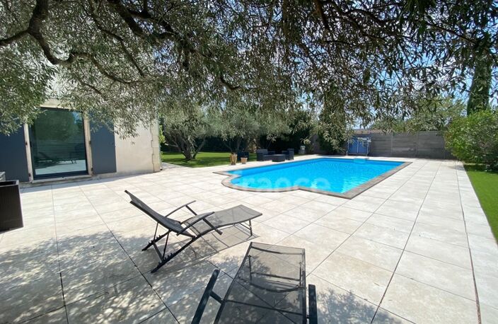 À SAINT MAXIMIN (30) Splendide propriété de 280 m², à 5 min d’Uzès proche de toutes commodités, sur un terrain clos et arboré d’environ 1 600 m² ! — photo 2
