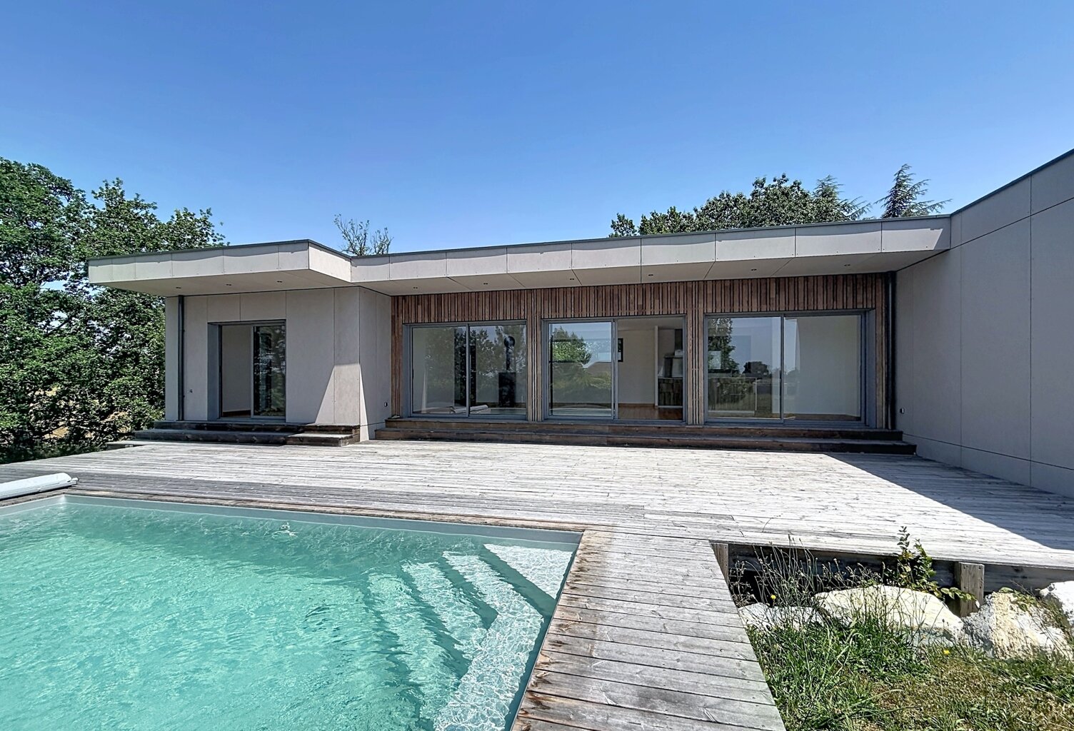 Maison à vendre plain-pied en bois de 149 m², 5 pièces, piscine, 2 garages - BERGERAC (24) — photo 1