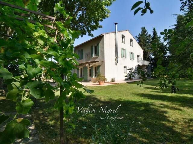 Propriété à vendre 8 pièces et annexe  MOURIES (13) — photo du bien