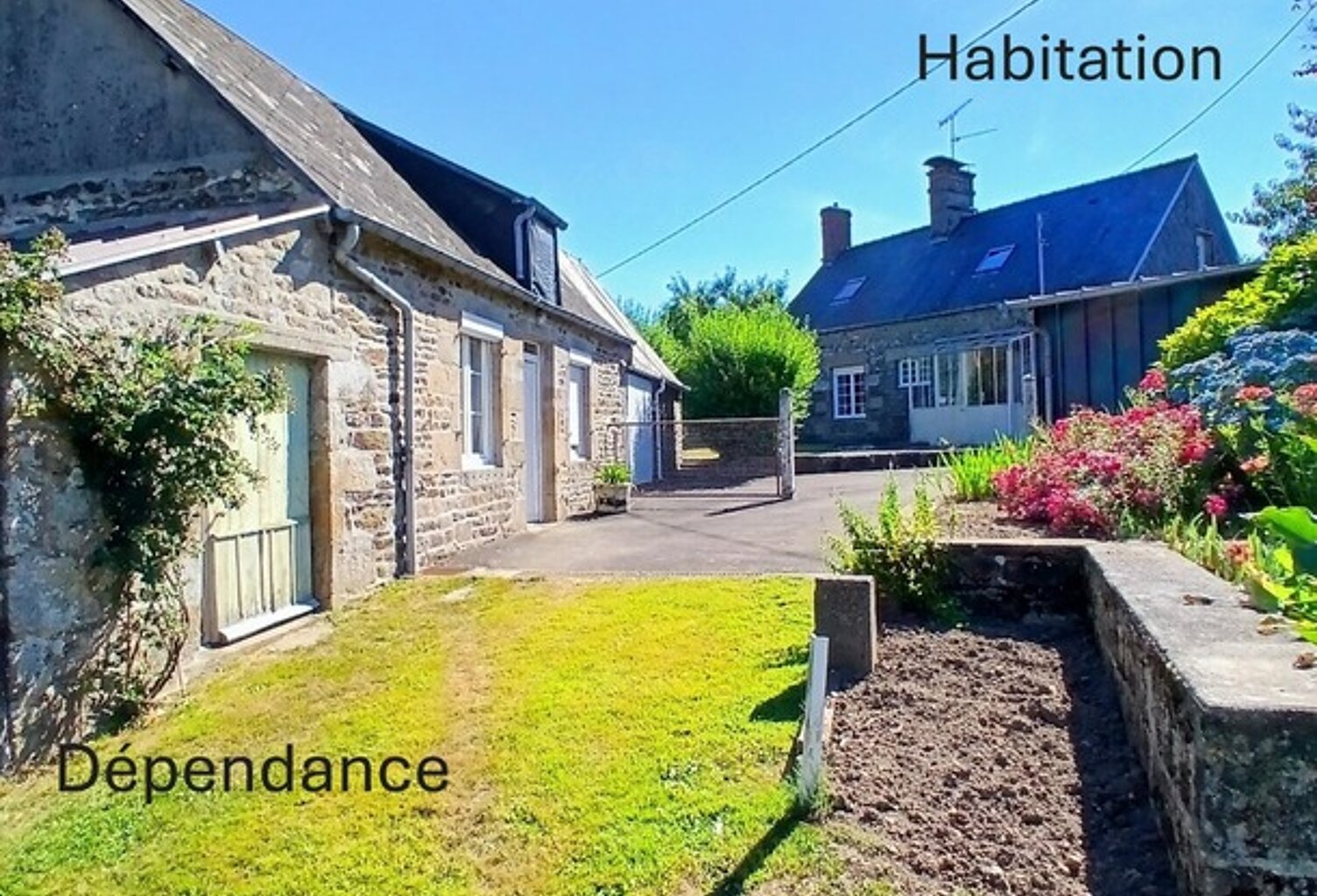 Maison en pierre à Sourdeval (50) – 4 pièces – 3 chambres dont 1 au rdc + dépendances – Terrain 2 500 m² — photo 1