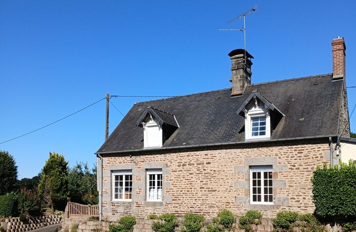 Maison en pierre à Sourdeval (50) – 4 pièces – 3 chambres dont 1 au rdc + dépendances – Terrain 2 500 m² — photo 2