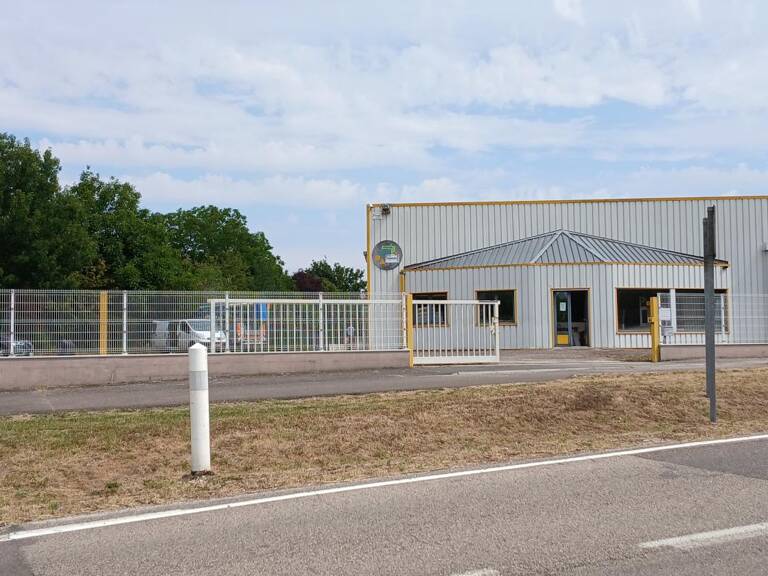 Bâtiment  industriel artisanal 2000 m² Port sur Saône  (70)  Ex-atelier de menuiserie de fabrication — photo 1