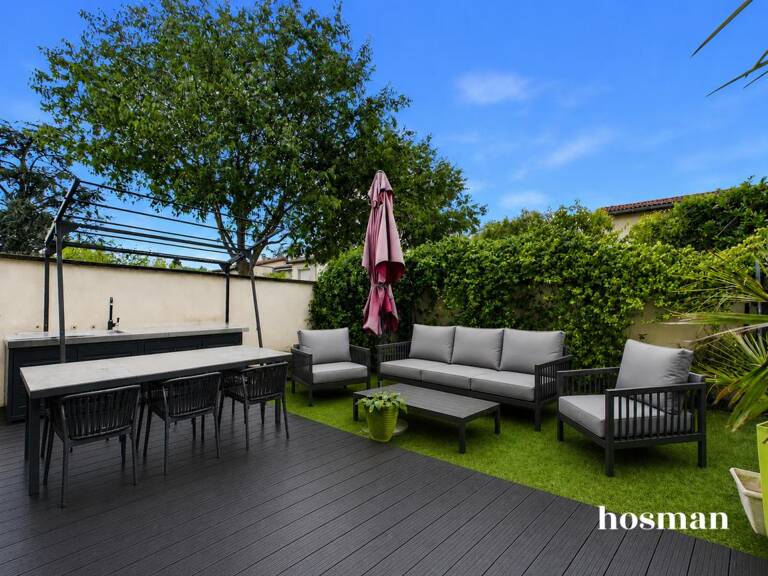 Maison mitoyenne 5 pièces de 101 m² avec jardin et terrasse, place de parking et garage à Bron centre — photo 1