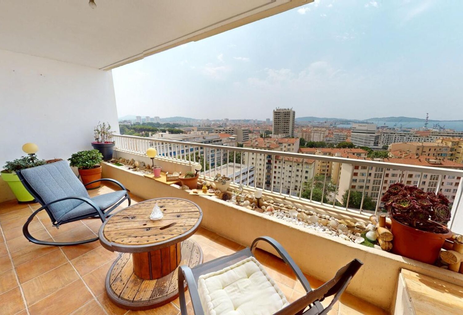Toulon Claret – Grand T6 de 128 m² avec garage, terrasse et vue mer — photo 1